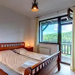 Guest house The Pine Living -